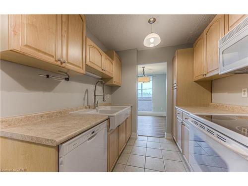 810-225 Harvard Place, Waterloo, ON - Indoor Photo Showing Kitchen