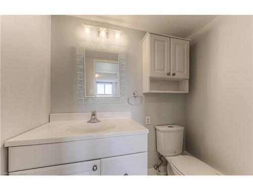 810-225 Harvard Place, Waterloo, ON - Indoor Photo Showing Bathroom