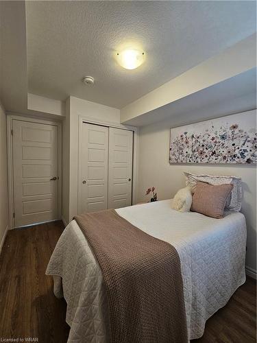 B7-374 Prospect Avenue, Kitchener, ON - Indoor Photo Showing Bedroom