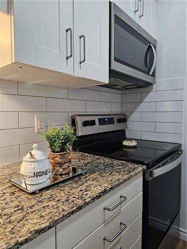 B7-374 Prospect Avenue, Kitchener, ON - Indoor Photo Showing Kitchen With Upgraded Kitchen