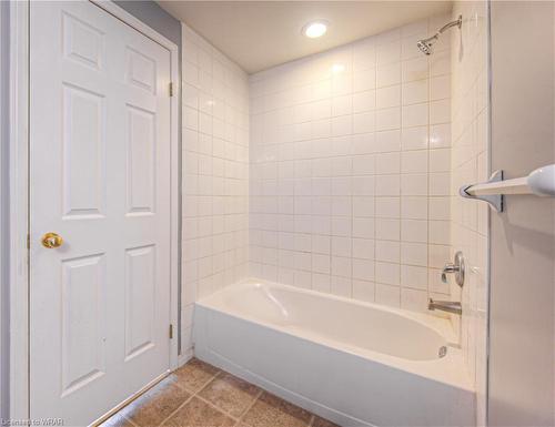 14-120 Dudhope Avenue, Cambridge, ON - Indoor Photo Showing Bathroom