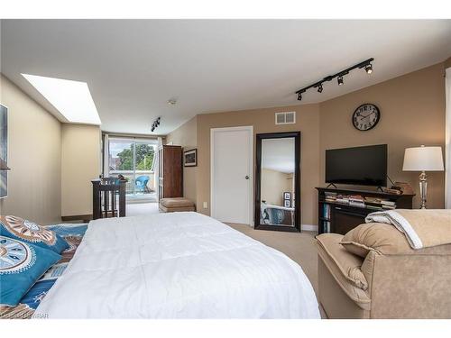 128 Mansion Street, Kitchener, ON - Indoor Photo Showing Bedroom