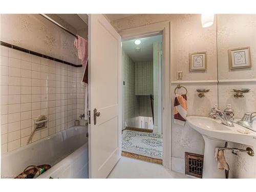 136 Simeon Street, Kitchener, ON - Indoor Photo Showing Bathroom