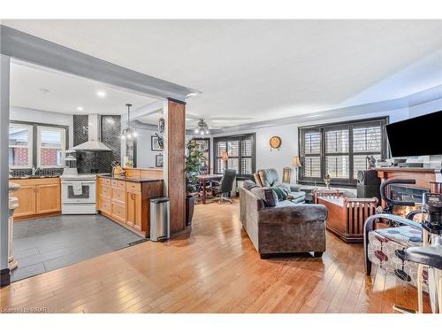 271 Bedford Road, Kitchener, ON - Indoor Photo Showing Living Room