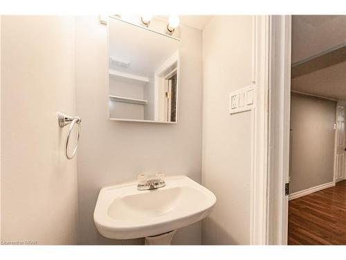 Lower-177 Weber Street E, Kitchener, ON - Indoor Photo Showing Bathroom