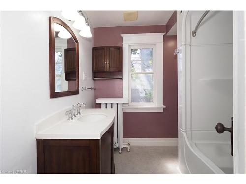 14 Hopeton Street, Cambridge, ON - Indoor Photo Showing Bathroom