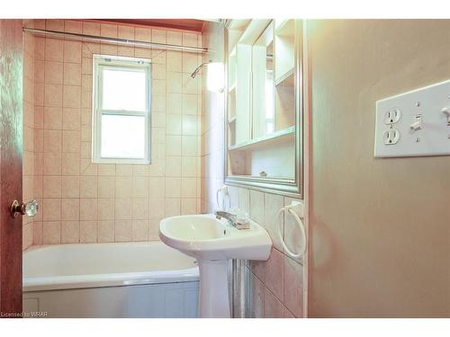 1837 8Th Con Rd W Road W, Flamborough, ON - Indoor Photo Showing Bathroom