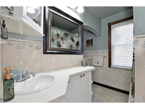143 Fisher Mills Road, Cambridge, ON - Indoor Photo Showing Bathroom