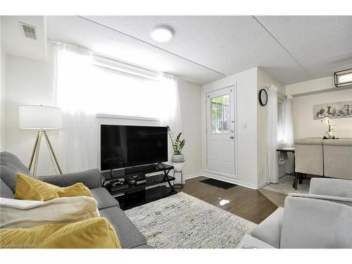 1-950 Highland Road W, Kitchener, ON - Indoor Photo Showing Living Room