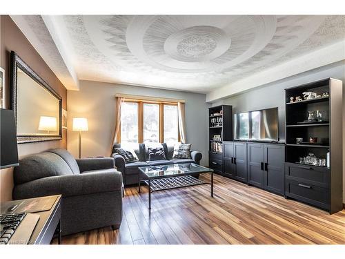 5-169 Bond Street, Ingersoll, ON - Indoor Photo Showing Living Room