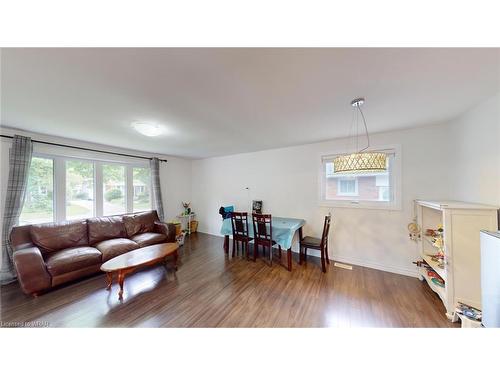 18 Fennell Crescent, London, ON - Indoor Photo Showing Living Room