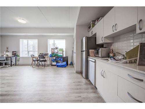 606-269 Sunview Street, Waterloo, ON - Indoor Photo Showing Kitchen