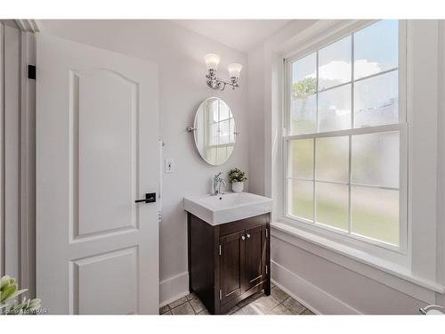 205 Park Street, Kitchener, ON - Indoor Photo Showing Bathroom