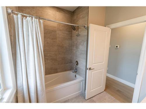 21 Hudson Drive, Brantford, ON - Indoor Photo Showing Bathroom