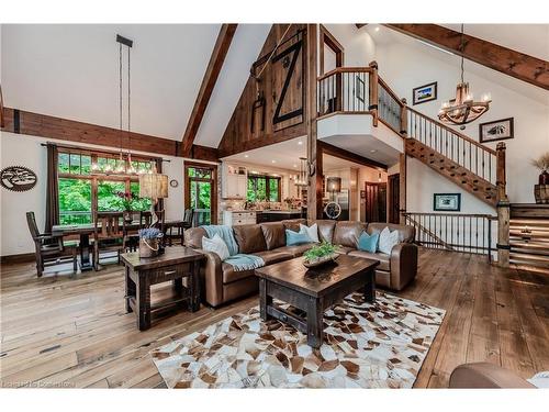 11 Pioneer Grove Road, Puslinch, ON - Indoor Photo Showing Living Room