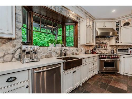 11 Pioneer Grove Road, Puslinch, ON - Indoor Photo Showing Kitchen