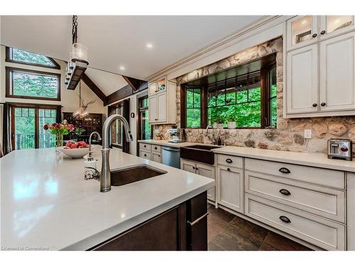 11 Pioneer Grove Road, Puslinch, ON - Indoor Photo Showing Kitchen With Upgraded Kitchen