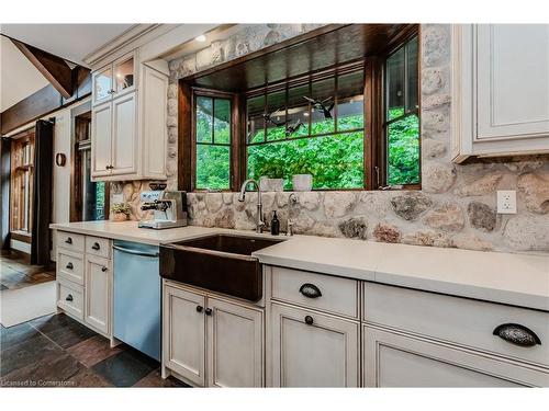 11 Pioneer Grove Road, Puslinch, ON - Indoor Photo Showing Kitchen