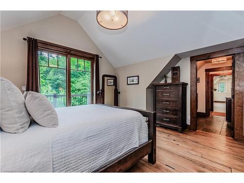 11 Pioneer Grove Road, Puslinch, ON - Indoor Photo Showing Bedroom