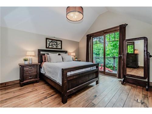 11 Pioneer Grove Road, Puslinch, ON - Indoor Photo Showing Bedroom