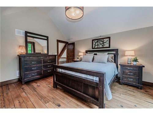 11 Pioneer Grove Road, Puslinch, ON - Indoor Photo Showing Bedroom