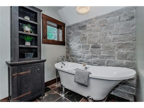 11 Pioneer Grove Road, Puslinch, ON - Indoor Photo Showing Bathroom