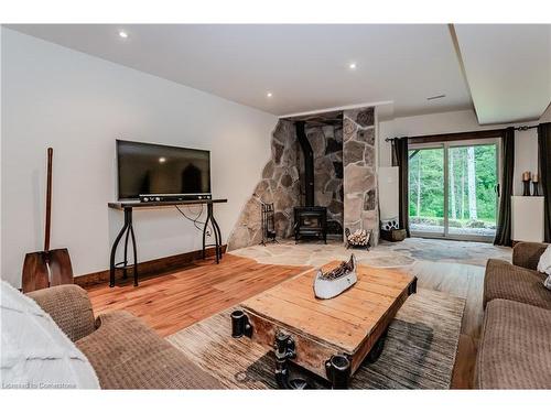 11 Pioneer Grove Road, Puslinch, ON - Indoor Photo Showing Living Room