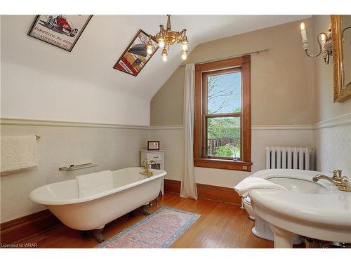 29 Roland Street, Kitchener, ON - Indoor Photo Showing Bathroom