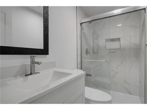 40 Meinzinger Avenue, Kitchener, ON - Indoor Photo Showing Bathroom