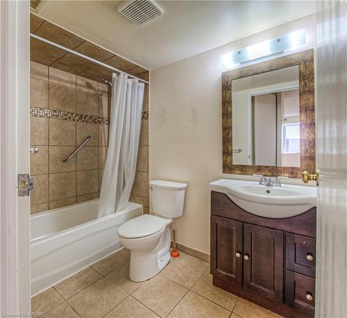 107-163 Ferguson Drive, Woodstock, ON - Indoor Photo Showing Bathroom