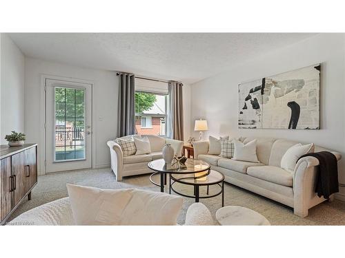 19-10 Isherwood Avenue, Cambridge, ON - Indoor Photo Showing Living Room