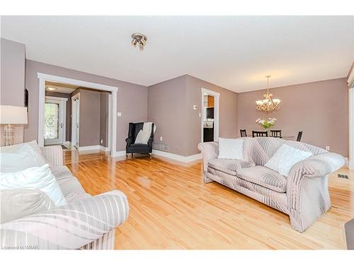 92 Drumlin Drive, Cambridge, ON - Indoor Photo Showing Living Room
