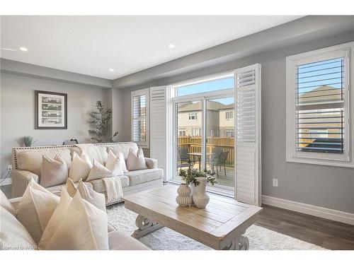 71 Beauchamp Drive, Cambridge, ON - Indoor Photo Showing Living Room