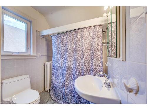 100 Earl Street, Kitchener, ON - Indoor Photo Showing Bathroom