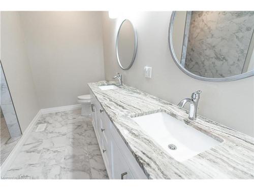 15 Hudson Drive, Brantford, ON - Indoor Photo Showing Bathroom