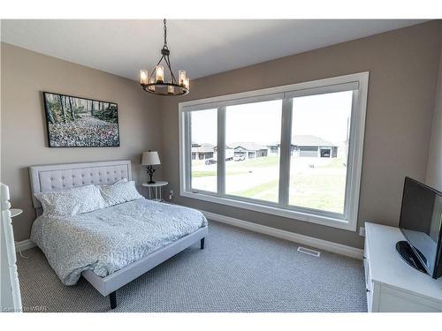 15 Hudson Drive, Brantford, ON - Indoor Photo Showing Bedroom