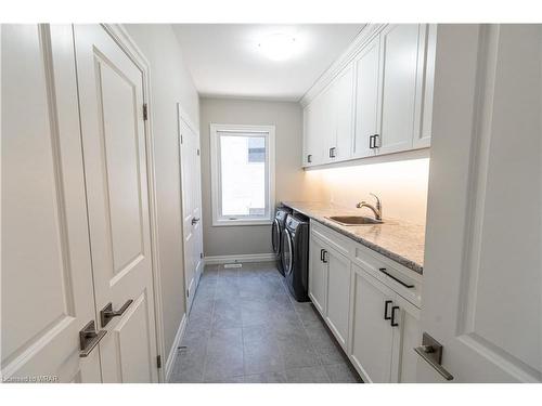 15 Hudson Drive, Brantford, ON - Indoor Photo Showing Kitchen