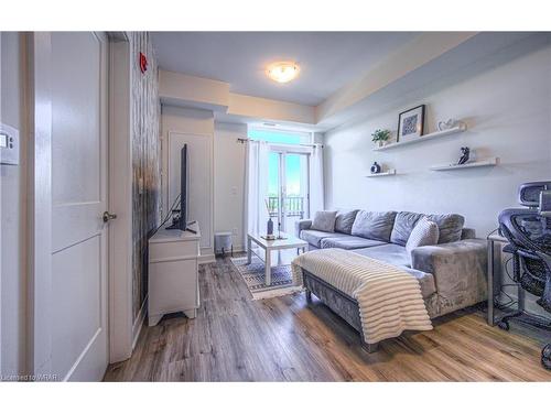 420-110 Fergus Avenue, Kitchener, ON - Indoor Photo Showing Living Room