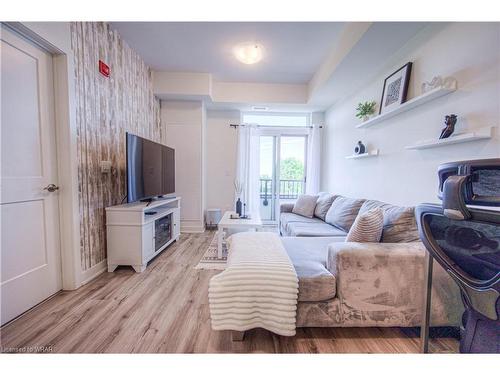 420-110 Fergus Avenue, Kitchener, ON - Indoor Photo Showing Living Room