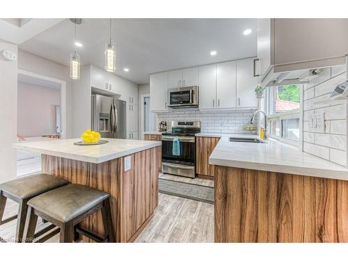 33 Hett Avenue, Kitchener, ON - Indoor Photo Showing Kitchen With Upgraded Kitchen