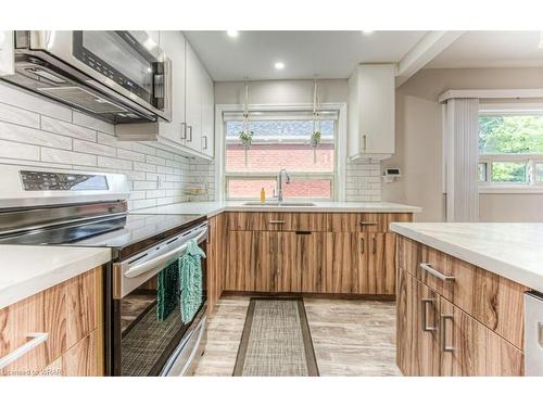 33 Hett Avenue, Kitchener, ON - Indoor Photo Showing Kitchen With Upgraded Kitchen