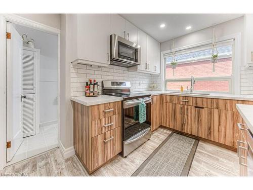 33 Hett Avenue, Kitchener, ON - Indoor Photo Showing Kitchen With Upgraded Kitchen