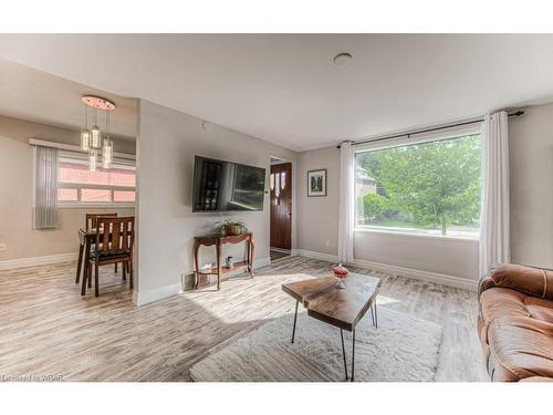 33 Hett Avenue, Kitchener, ON - Indoor Photo Showing Living Room