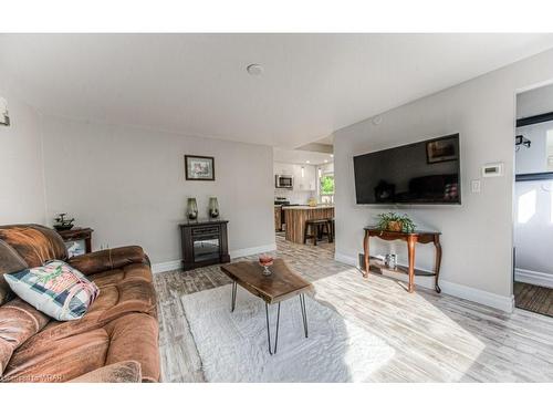 33 Hett Avenue, Kitchener, ON - Indoor Photo Showing Living Room