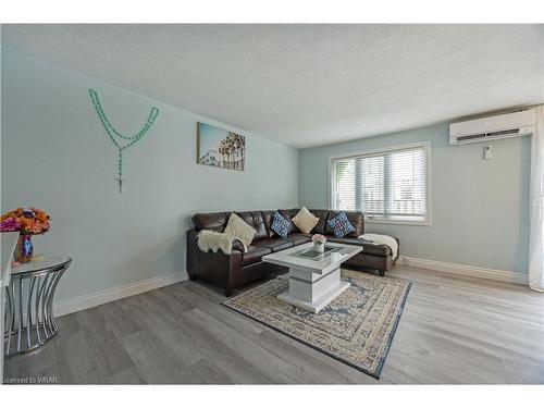 174-230 Clarke Road, London, ON - Indoor Photo Showing Living Room