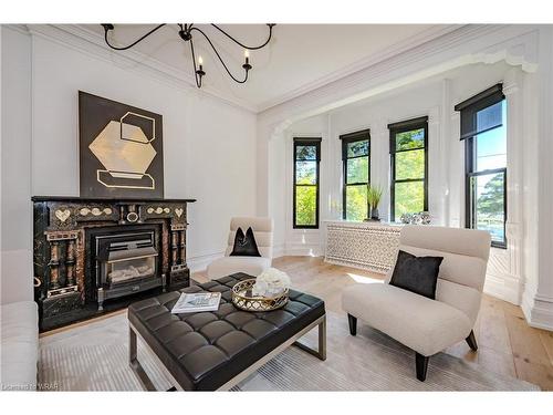 24 Park Avenue, Cambridge, ON - Indoor Photo Showing Living Room