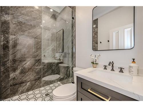 24 Park Avenue, Cambridge, ON - Indoor Photo Showing Bathroom