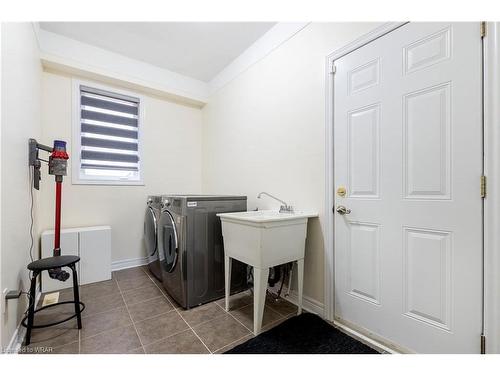 599 Pinery Trail, Waterloo, ON - Indoor Photo Showing Laundry Room