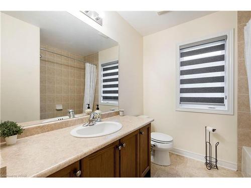 599 Pinery Trail, Waterloo, ON - Indoor Photo Showing Bathroom