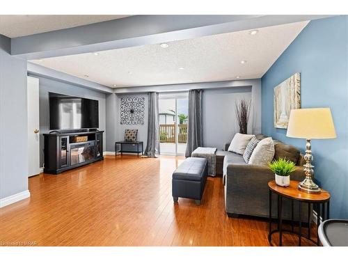 301 Benesfort Crescent, Kitchener, ON - Indoor Photo Showing Living Room